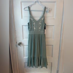 Cute Green Dress w/ Embroidery Details